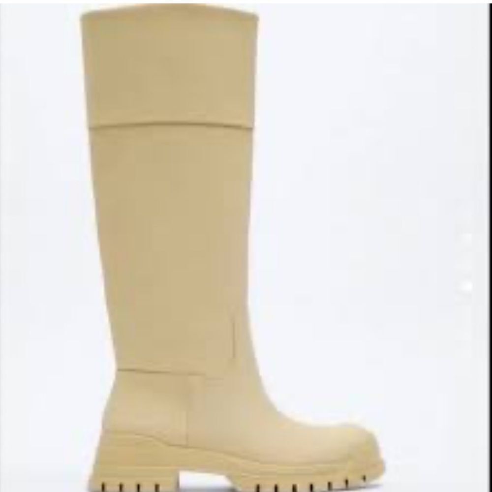 Zara flat knee high boots waxed finish Tonal topstitching detail Rounded toe 38